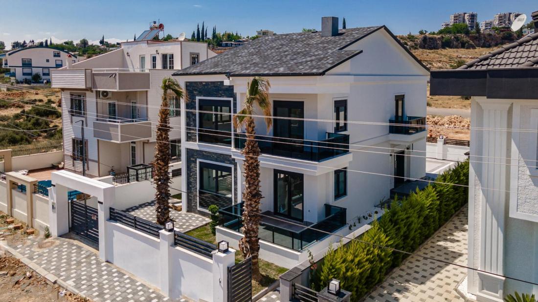 Antalya Lara'da satılık seçkin villa