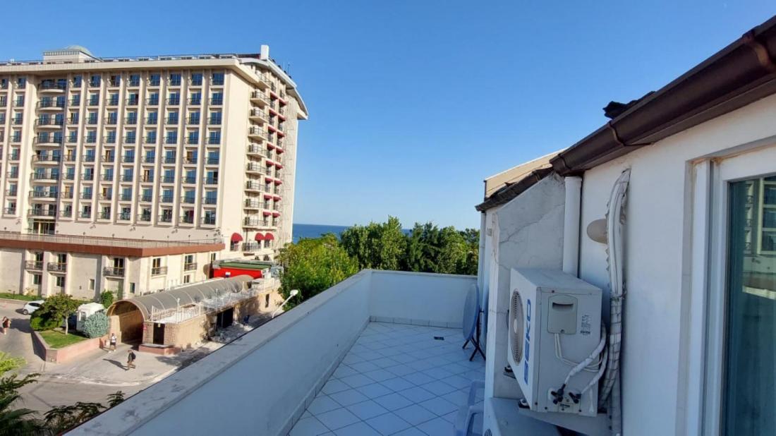 Продажа квартиры с пристройкой прямо на берегу моря в Коньяалты, Анталия