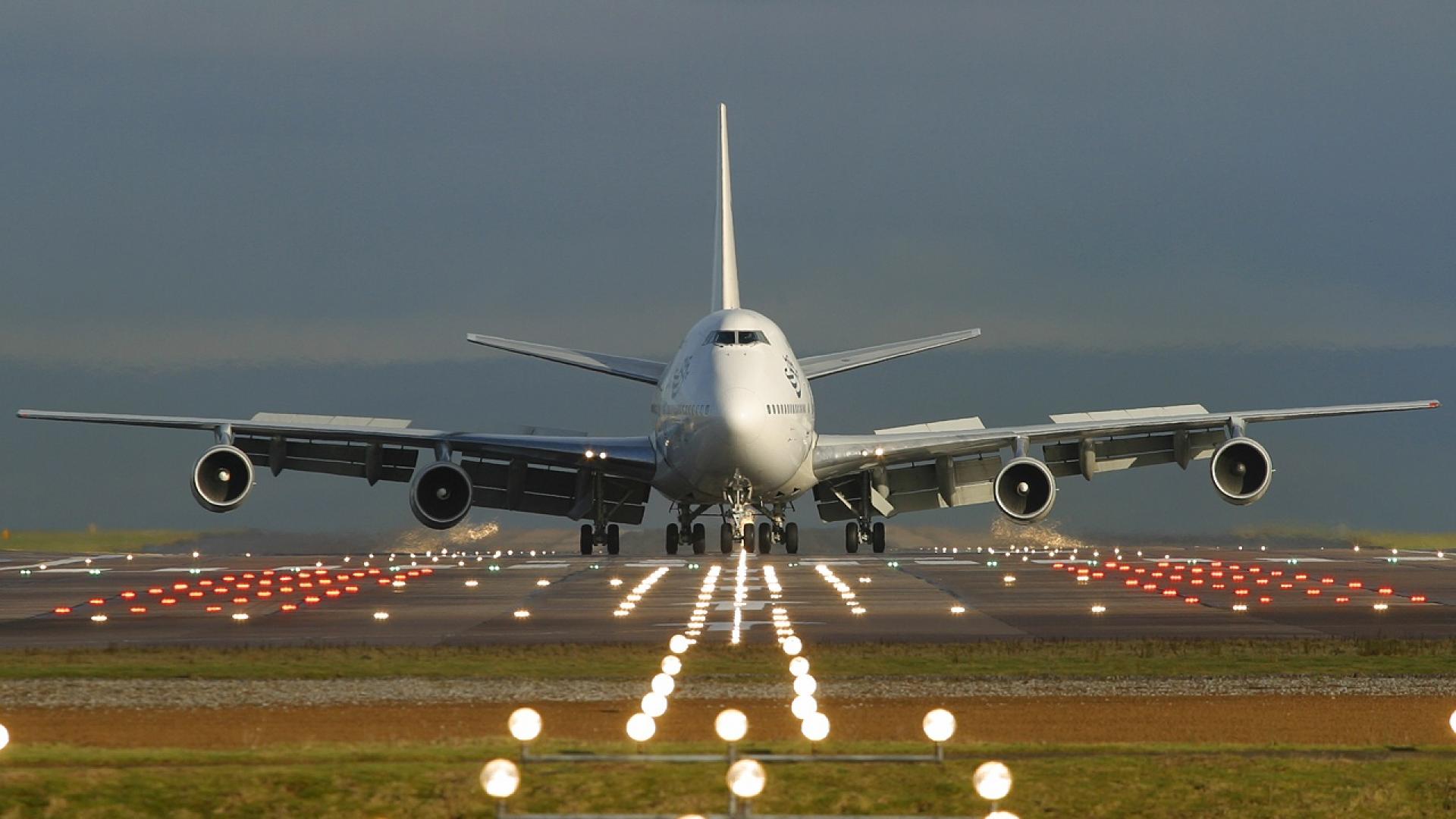 Самолет проходит. Боинг 747 посадка. Самолет посадка Боинг 747. Боинг 747 приземлился. Боинг 747 взлетает.